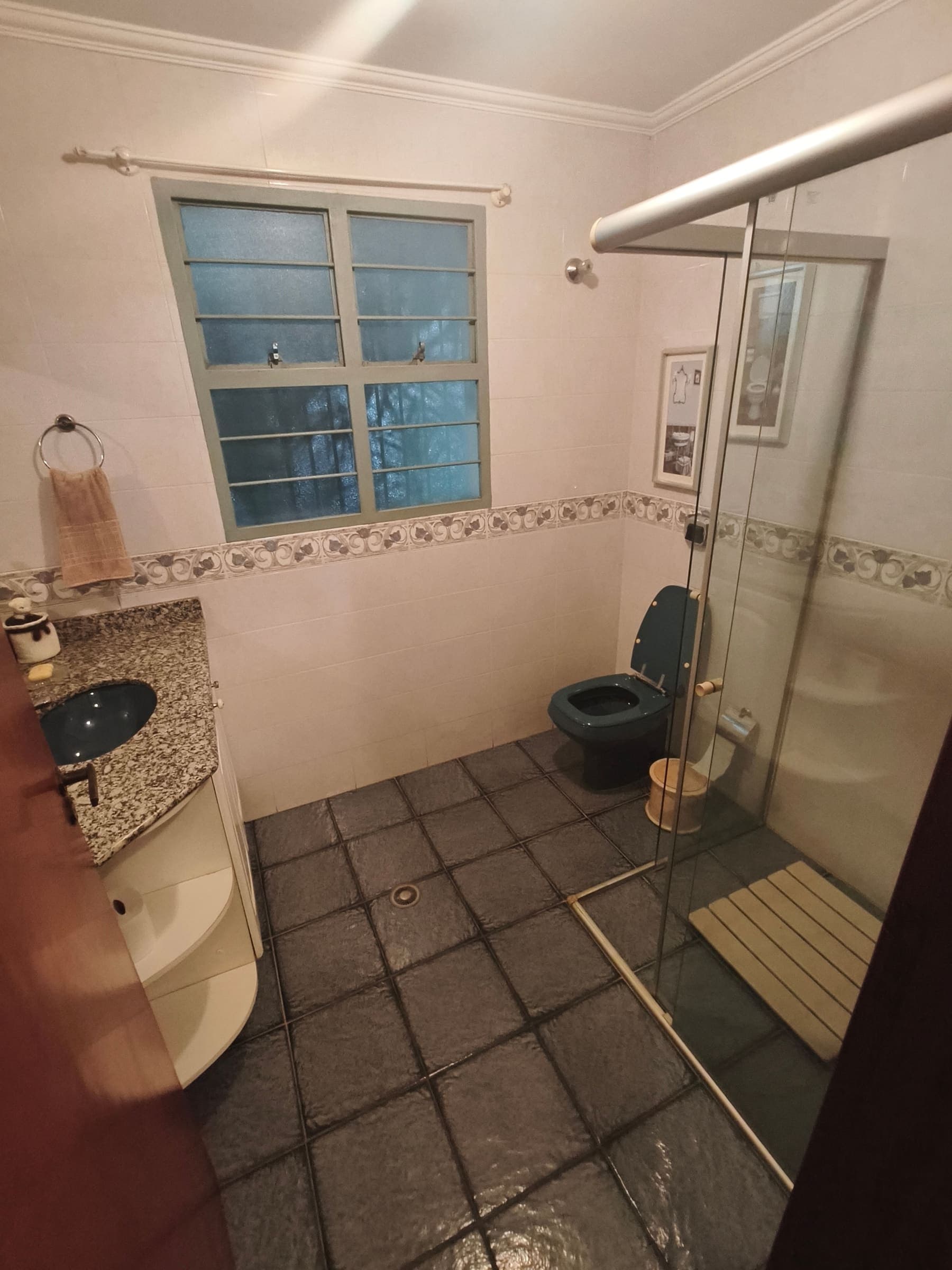 Banheiro com box de vidro