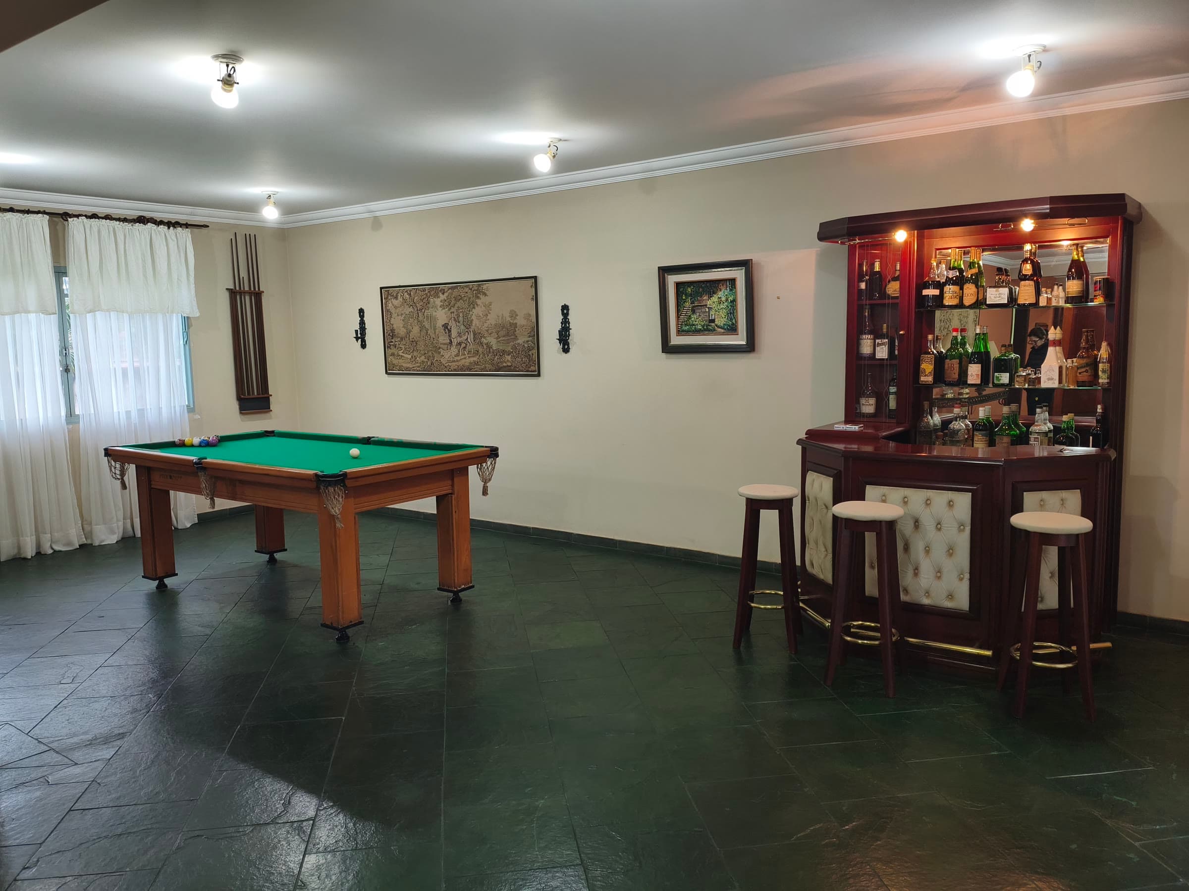O salão de jogos: sinuca, tacos na taqueira e o bar completo, com as cortinas novas